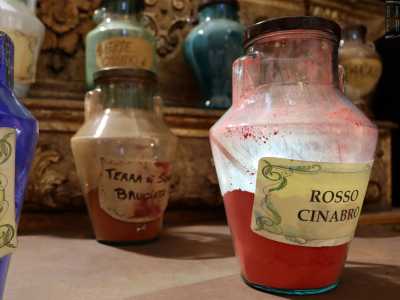 Altro colore particolare � il �rosso cinabro�, preso in prestito dai Romani per dipingere vestiti e mantelli